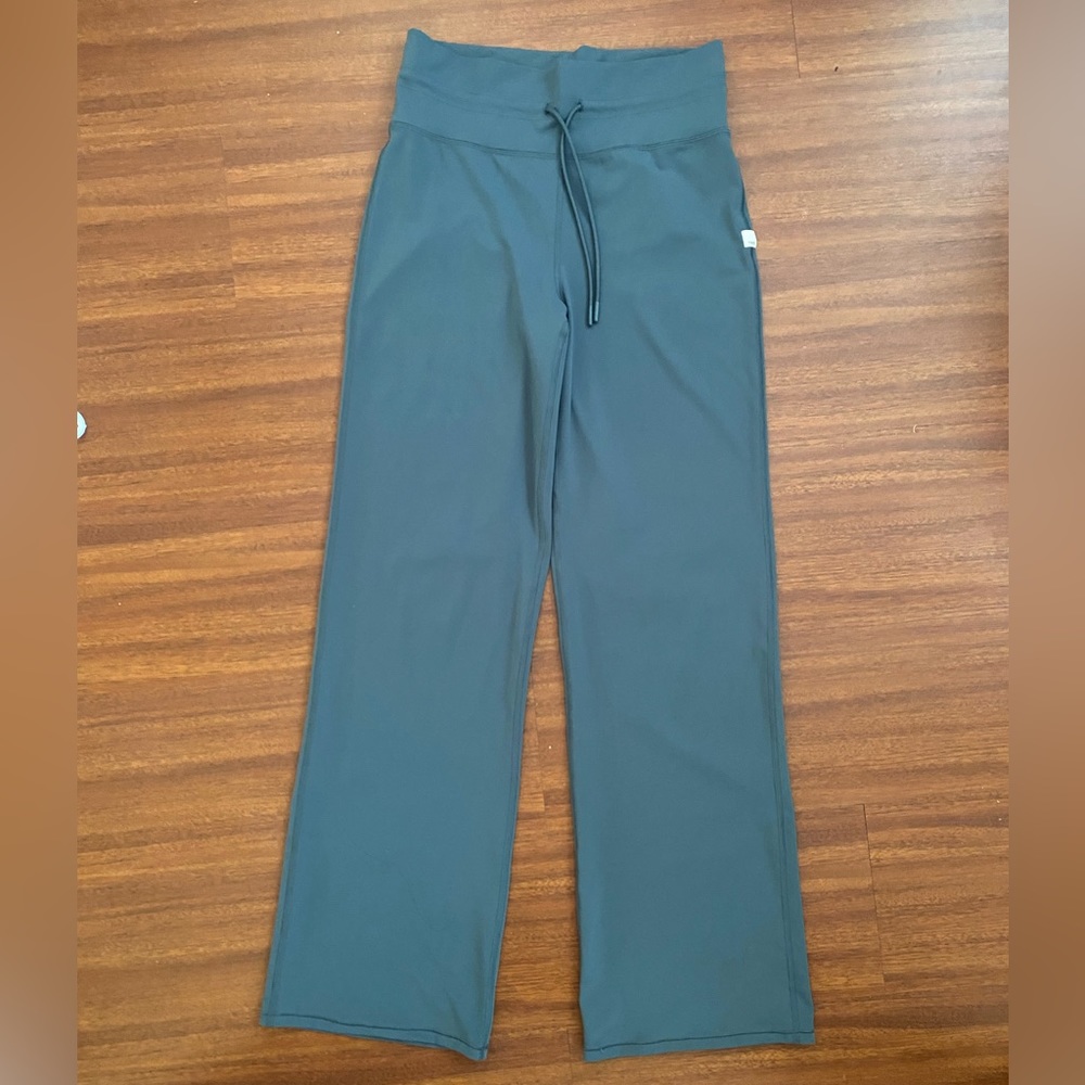 Vuori Daily Wideleg Pants size M